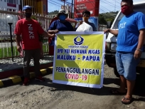 Para anggota Dewan Pengurus Daerah (DPD) wilayah VIII Hiswana Migas Maluku- Papua saat akan membagikan sembako pada 30/4/2020.