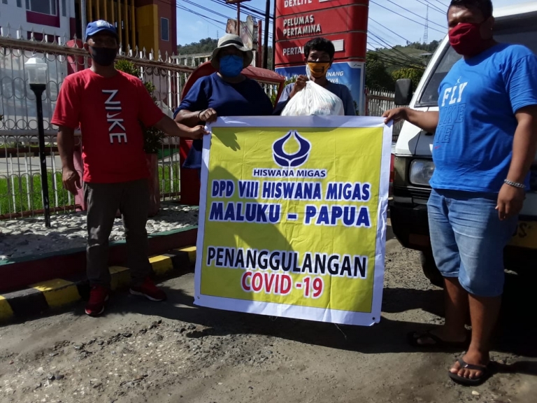 Para anggota Dewan Pengurus Daerah (DPD) wilayah VIII Hiswana Migas Maluku- Papua saat akan membagikan sembako pada 30/4/2020.