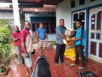 Mahasiswa asal Pegunungan Tengah menerima bantuan yang disalurkan oleh Plt. Lurah Karang Mulia Pontius Siep, S.IP pada 30/4/2020.