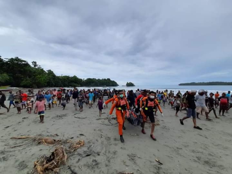 Korban tenggelam di pantai Nuni Distrik Manokwari Utara, berhasil di temukan SAR dalam keadaan meninggal dunia, Jumat (1/5)