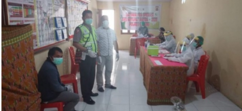 Anggota Polres Supiori melakukan pemeriksaan rapid test Kamis, 30 april 2020.