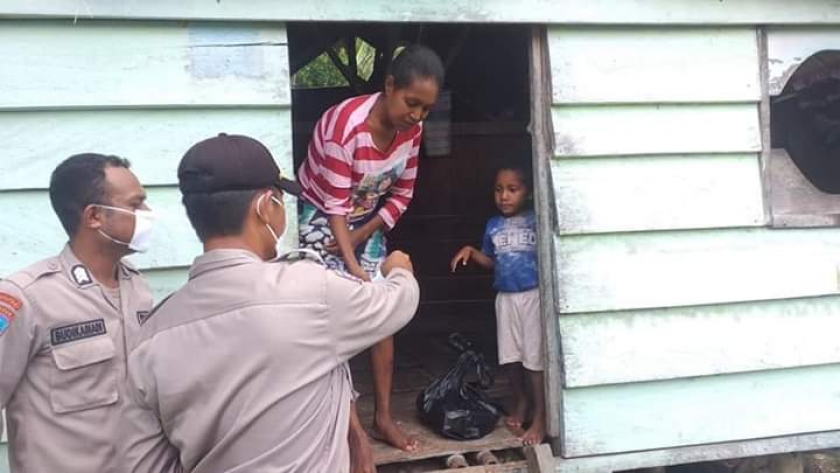 Forum Kemitraan Polisi Masyarakat (FKPM) membagikan sembako di kampung Webi dan kampung Sasirei, Distrik Rasiei, Kamis, 30 april 2020.