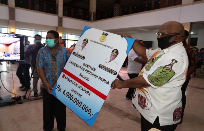 Penyerahan dana secara simbolis oleh Wakil Gubernur Papua Klemen Tinal, di Main Hall Kantor Gubernur Dok II Jayapura pada Kamis 30/4/2020.