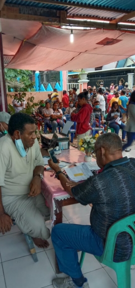 Masyarakat hadir untuk mengambil bantuan bahan pokok dari Pemda Biak Numfor 