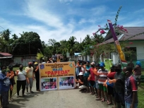 Kepala kampung Marao, distrik Oridek Biak Numfor bersama masyarakat kampanye lawan Covid-19 dengan istilah Papeda, Senin (4/5).