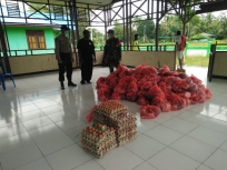 Kepolisian Resor Merauke beserta anggotanya dan TNI membantu pendistribusian bantuan sembako dari Pemerintah daerah Kabupaten Merauke, Senin (4/5/2020).