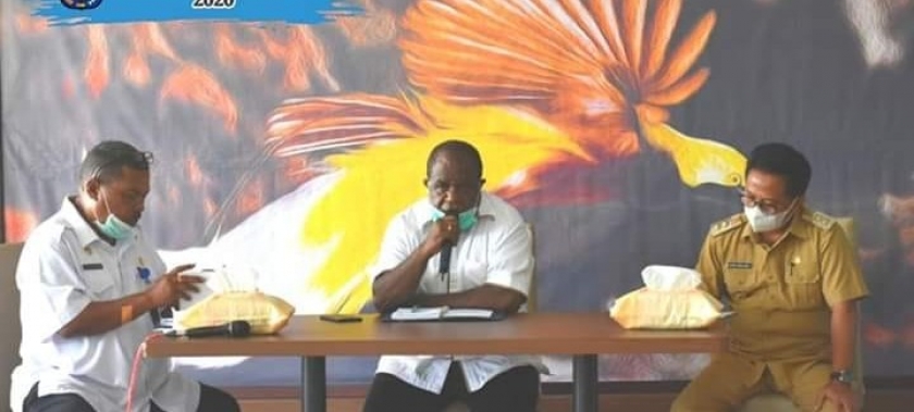 Bupati Sorong Johny Kamuru mengajak pengusaha lokal untuk ikut membantu meringankan beban warga yang terdampak wabah Covid-19 pada Senin 04/5/2020. (Foto: doc humas pemda sorong)