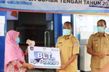 Bupati Sumba Tengah berikan BLT secara simbolis di Bank BRI Cabang Anakalang, Selasa (5/5/2020).