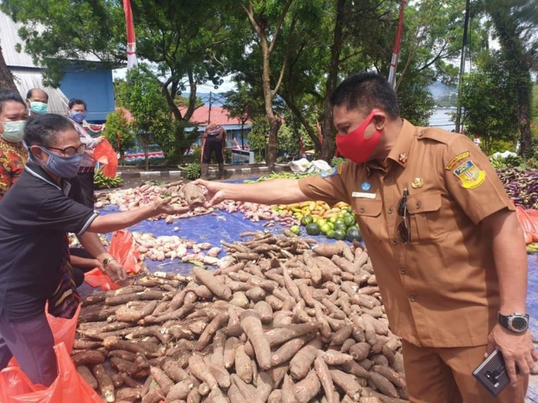 Hasil kebun dari masyarakat Arso dan Keerom yang dibeli langsung oleh DP2AD Provinsi Papua dan bagikan kepada pegawai, staf, hononer, Satpol PP dan satpam pada Senin (4/5) di Jayapura.