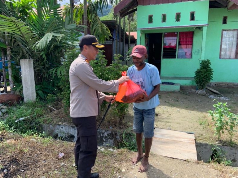 Penyerahan sembako Polres Teluk Wondama ditengah wabah Covid-19, Selasa (5/5)