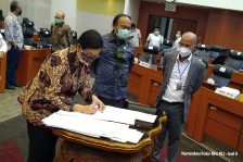 Menkeu Sri Mulyani saat menghadiri rapat kerja dengan Banggar DPR Komisi XI pada Senin, (04/05) yang menghasilkan keputusan Perppu tersebut maju ke tahap pembahasan paripurna.