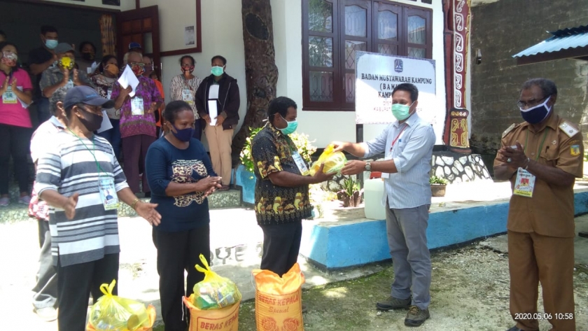 Kepala Distrik Samofa Adam Umar mendampingi Kepala Kampung Yafdas dalam kegiatan penyerahan bantuan sembako pada Rabu, 6 Mei 2020.