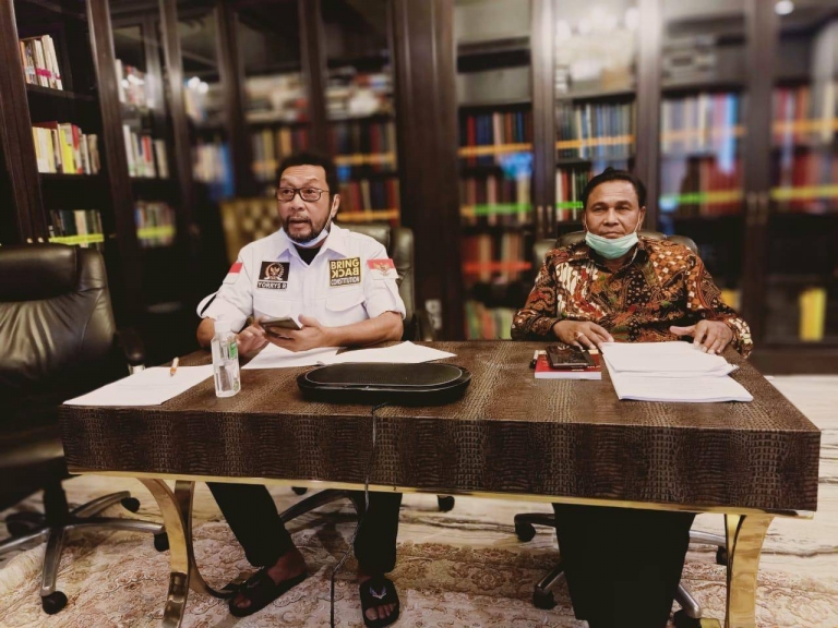 Ketua Komite II DPD RI Yorrys Raweyai (kiri) saat memimpin Rapat Pleno melalui virtual meeting, Jakarta, Rabu (6/5).