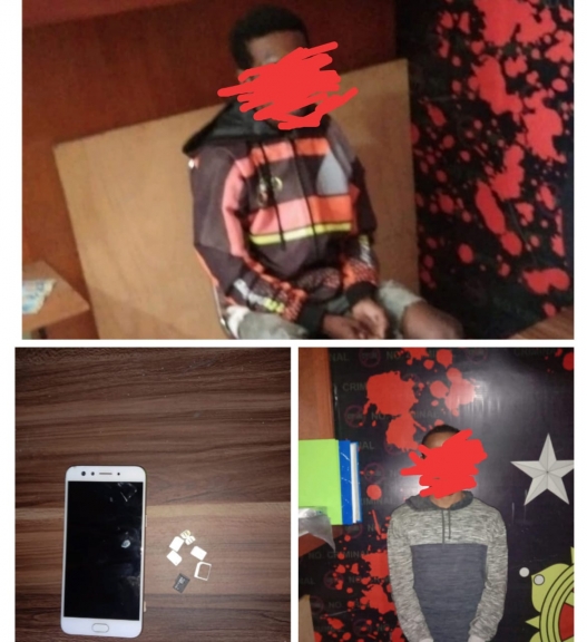 Dua tersangka begal yang diringkus polisi bersama barang bukti berupa satu buah handpone milik korban, Rabu (6/5)