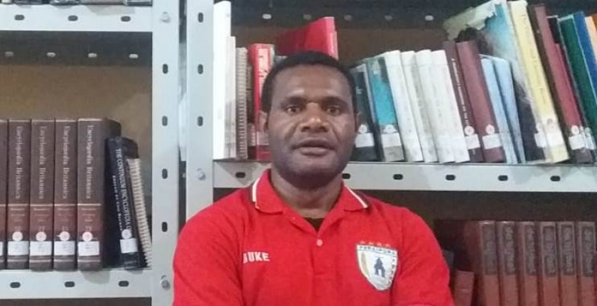 Fr. Oksinus Bukega, mahasiswa STFT “Fajar Timur” dan  Anggota Aplim Apom Research Group (AARG)