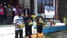 Warga kampung Yafdas, Distrik Samofa, Kabupaten Biak Numfor menerima bantuan sembako pada Rabu (6/5/2020)