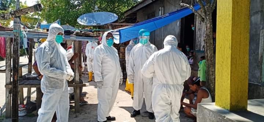 Tim Covid-19 Kota Sorong datangi warga Pulau Soop sesuai protap Kesehatan dengan dilengkapi APD. (Dok. Aipda Frengky Baransano)