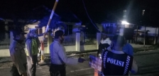 Polres Biak saat membuka palang jalan diwilayah Biak kota, Minggu, dini hari, 10 Mei 2020.