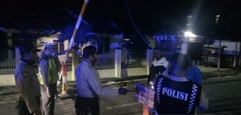Polres Biak saat membuka palang jalan diwilayah Biak kota, Minggu, dini hari, 10 Mei 2020.