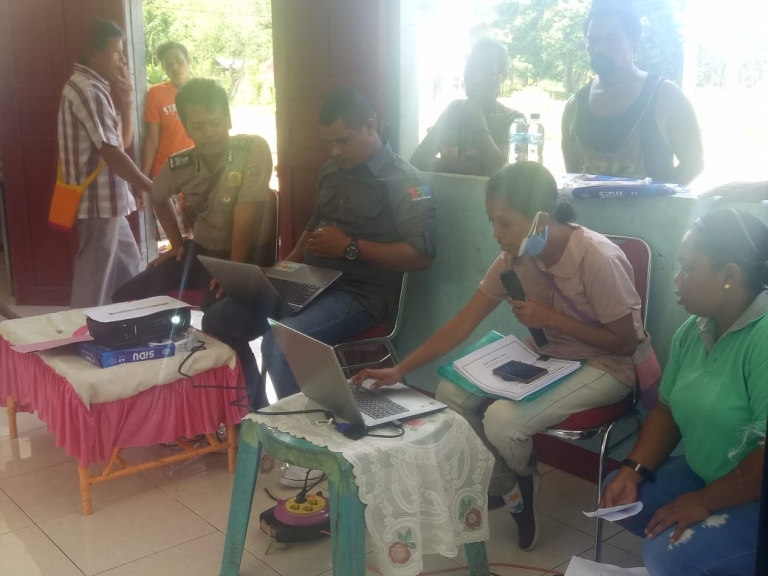 Aparat kampung Moru kembali melihat ulang calon penerima bantuan langsung tunai (BLT) pada Sabtu, 9 Mei 2020.