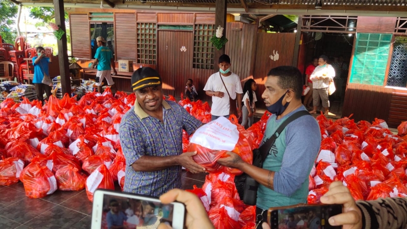 Keluarga Daud Indouw menyerahkan paket sembako kepada wartawan, Minggu (10/5)