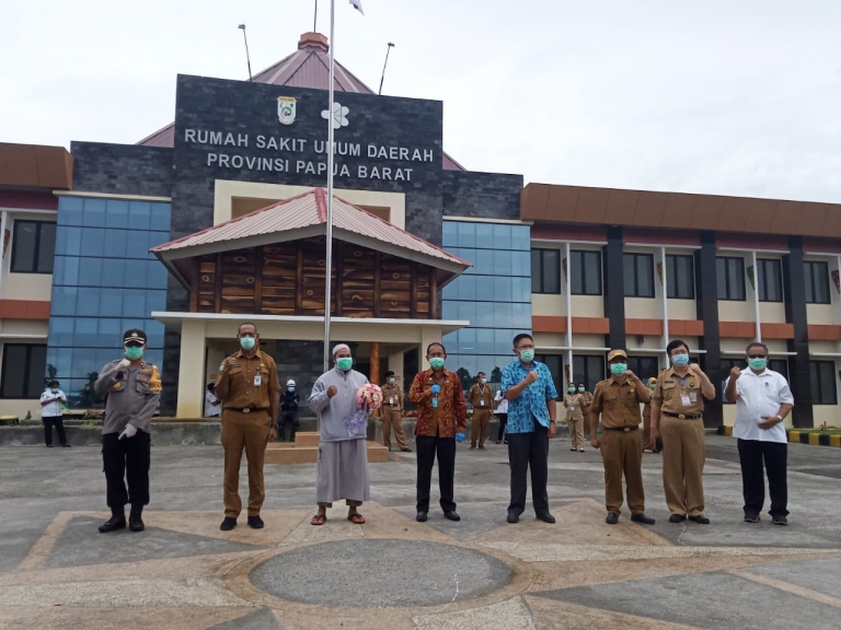 Pemulangan pasien Covid-19 yang dinyatakan sembuh dari virus corona setelah dirawat di RSUD Papua Barat , Senin (11/5)