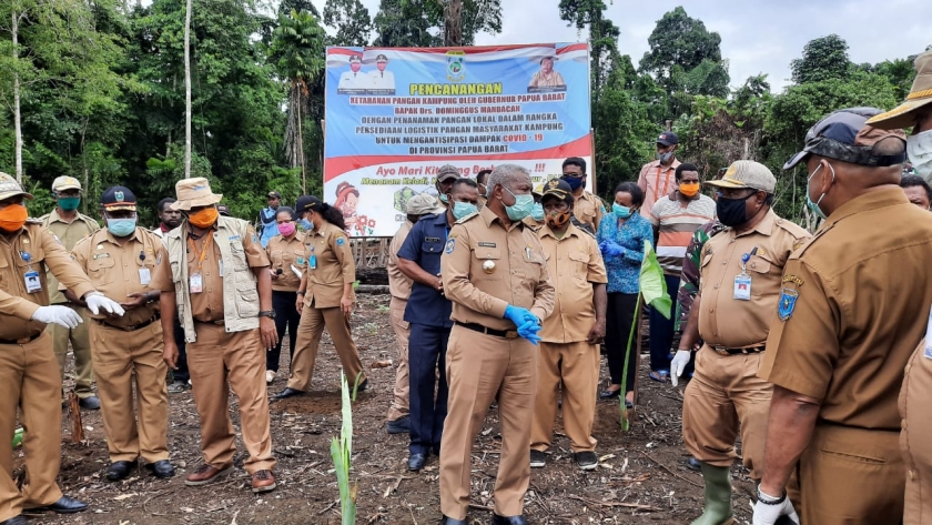 Gubernur Papua Barat secara simbolis lakukan pencanangan ketahanan pangan lokal Papua Barat di kampung Warri, Distrik Oransbari, kabupaten Manokwari Selatan, Senin (11/5)