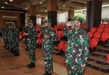 Dua putra asli Papua saat dilantik bersama jajaran TNI lainnya di Markas TNI AD, Senin (11/5)