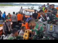 Tim SAR gabungan saat mengevakuasi bangkai pesawat dan pilot Joice Lin pada Selasa pagi (12/5)