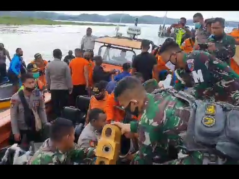 Tim SAR gabungan saat mengevakuasi bangkai pesawat dan pilot Joice Lin pada Selasa pagi (12/5)