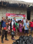Kapolres teluk wondama AKBP Danang Sarifudin S.IK bersama anggota memberikan bantuan sosial di kampung Inyora yang berada di Distrik Naikere Minggu, 10 mei 2020.
