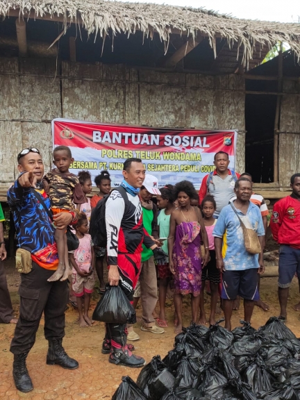 Kapolres teluk wondama AKBP Danang Sarifudin S.IK bersama anggota memberikan bantuan sosial di kampung Inyora yang berada di Distrik Naikere Minggu, 10 mei 2020.