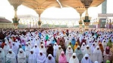 Masyarakat melaksanakan sholat idul fitri berjamaah tahun 2019 sebelum pandemi corona (foto: styletribunnews.com)