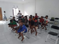 13 siswa sekolah dasar asal Kabupaten Supiori yang mengikuti turnamen sepak bola junior di Jayapura