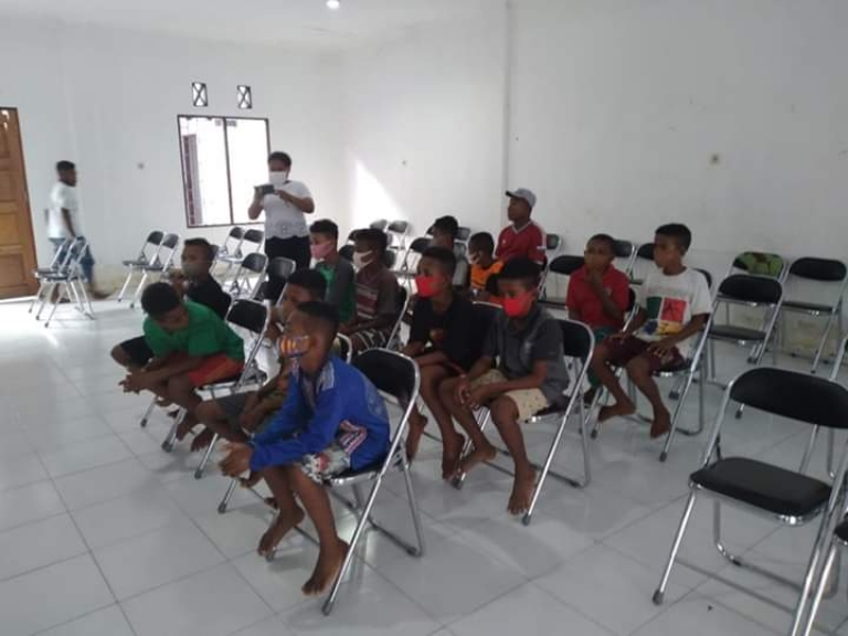 13 siswa sekolah dasar asal Kabupaten Supiori yang mengikuti turnamen sepak bola junior di Jayapura