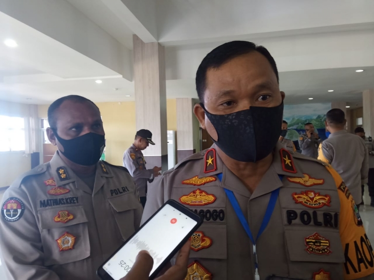 Kapolda Papua Barat Brigjen Pol Tornagogo Sihombing, didampingi Kabid Humas AKBP Mathias Krey