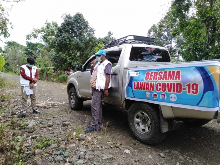 Tim Covid-19 Papua Barat, tim gustu kabupaten Manokwari dan Unicef Papua Barat saat melakukan sosialisasi Covid-19 dengan menggunakan bahasa hatam suku Arfak