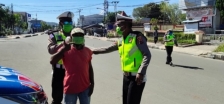 Satlantas Polres Biak saat osialisasi pencegahan Covid-19 di pertigaan jalan depan kantor Pelni Biak, Selasa 12 mei 2020.