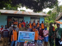 Ipda Nurkolis mengawal pembagian Bantuan Langsung Tunai (BLT) di kampung Isey, Distrik Rasiei, Kamis, 14 Mei 2020.