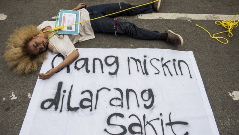 Aksi protes mahasiswa atas kenaikan BPJS di gedung sate, Jawa Barat (15/1/2020) (Foto: ANTARA)