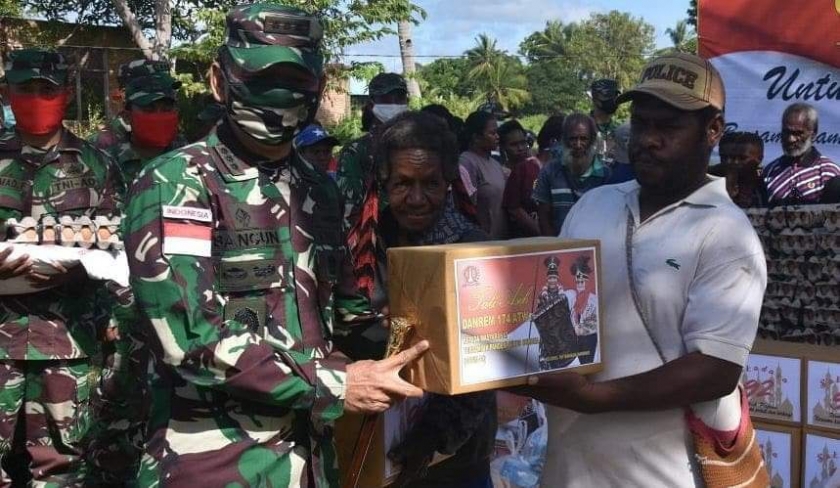 Kolonel Inf Bangun Nawoko bantu masyarakat SP I kampung Yasa Mulya Rt 11 Distrik Tanah Miring, Jumat (15/05/20).
