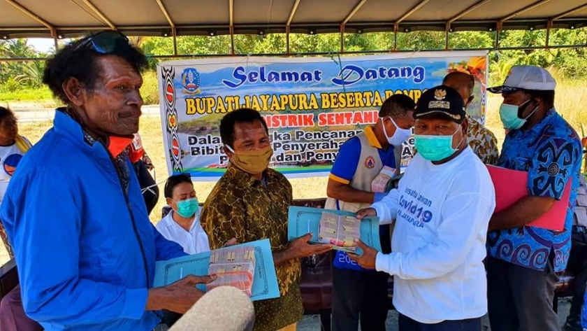Bupati Jayapura, Mathius Awoitauw, SE, M. Si Menyerahkan Bantuan ADK kepada beberapa Kepala Kampung di Distrik Sentani Timur Jum'at, 15 Mei 2020.