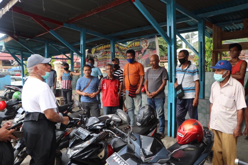 Irjen Pol Drs. Paulus Waterpauw melaksanakan patroli sekaligus memberikan imbauan pencegahan Virus Corona yang bertempat di seputaran Kota Jayapura APO Gunung, Kamis (14/5)