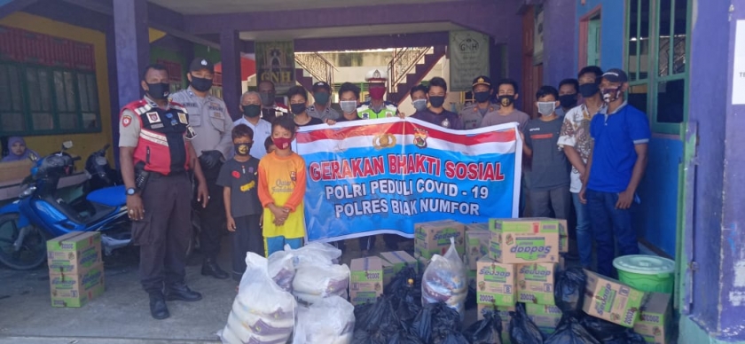 Polres Biak Numfor bekerjasama dengan PT Irian Jaya Sentosa (IJS) bagikan 300 paket sembako pada Jum'at 15 Mei 2020.