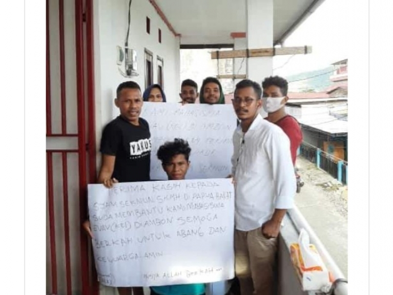 Mahasiswa Tual dan Malra yang berada di Ambon saat memegang karton bertuliskan ucapan terimakasih atas bantuan sembako Syamsudin Seknun, Anggota DPR Papua Barat