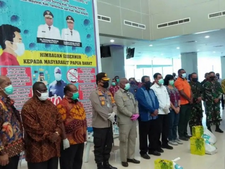 Penyerahan sembako ke pemerintah daerah Sorong raya oleh Pemda Papua Barat pada 25 April 2020. (Foto: ANTARA)