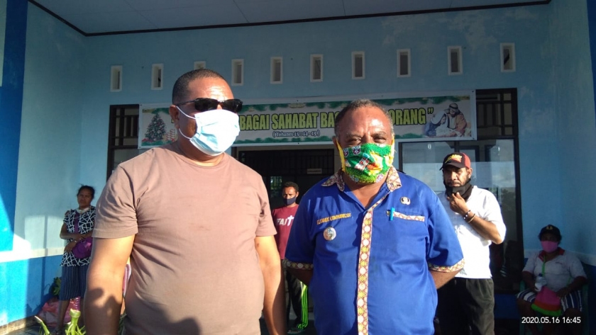 Kepala BPKAD BN, Lot Yensenem bersama Kepala Distrik Biak Timur, Elkanus Rumpaidus