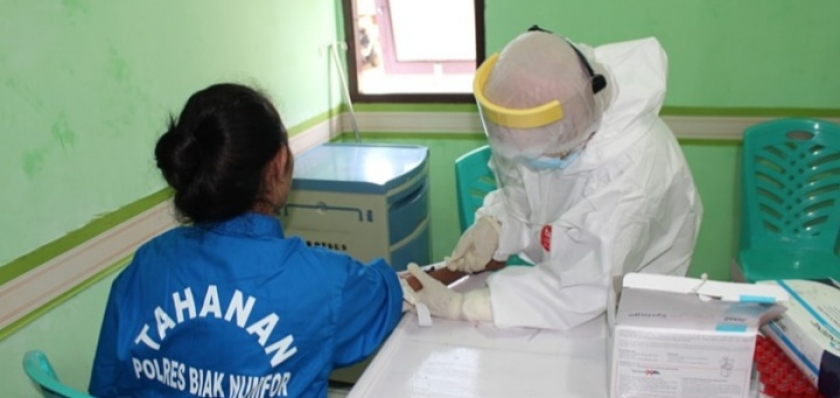 Salah satu tahanan saat menjalani rapid test di poliklinik Polres Biak Numfor, sabtu, 16 Mei 2020