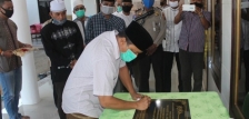 Kapolres Biak Numfor AKBP mada Indra Laksanta SIK.M.Si, melakukan penandatanganan Prasasti dan peresmian Renovasi Masjid Al-Hafidz, 16 Mei 2020.