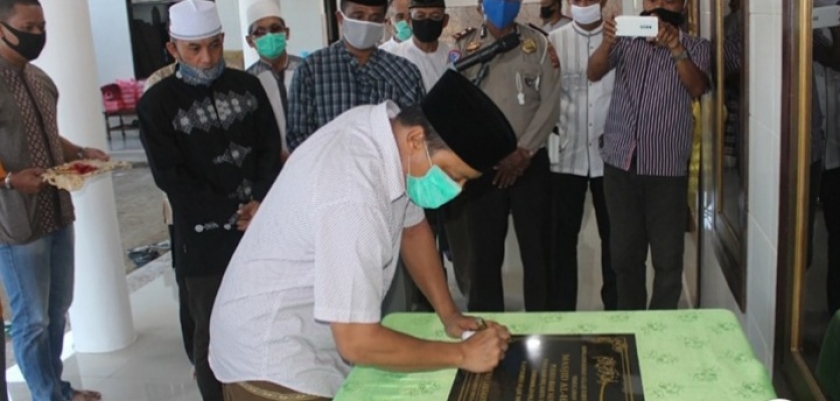 Kapolres Biak Numfor AKBP mada Indra Laksanta SIK.M.Si, melakukan penandatanganan Prasasti dan peresmian Renovasi Masjid Al-Hafidz, 16 Mei 2020.